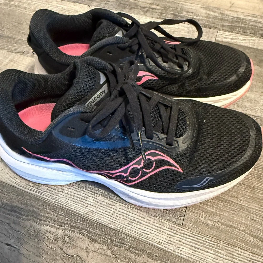 Saucony Women's running Shoes in Black and Pink - Picture 1 of 6